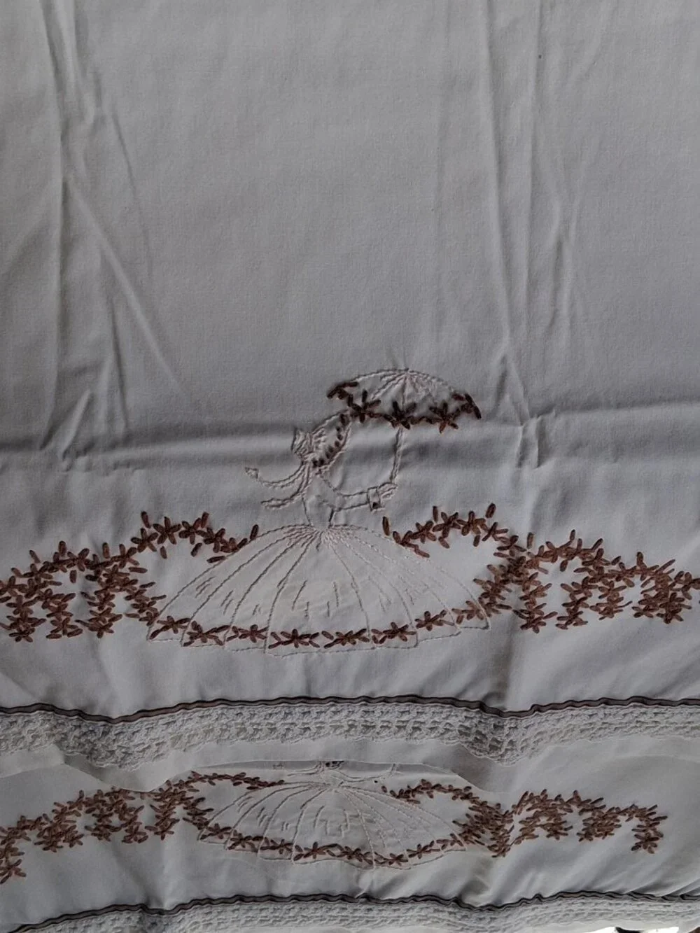 Vintage Hand‑Embroidered Southern Belle Pillowcase Set (4) Crochet Trim - Picture 7 of 11
